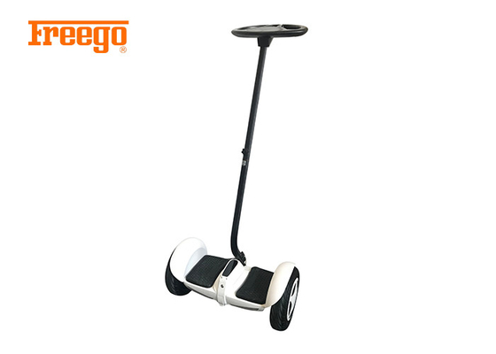 Moderner selbstabgleichender motorisierter Roller, stehen oben den zwei Rad-Roller