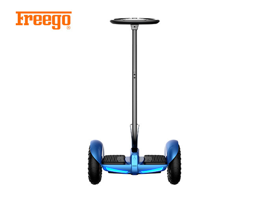Moderner selbstabgleichender motorisierter Roller, stehen oben den zwei Rad-Roller