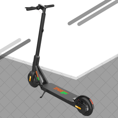 Wunderbarer Hochgeschwindigkeitssport im Freien, der elektrischen Trittroller teilt